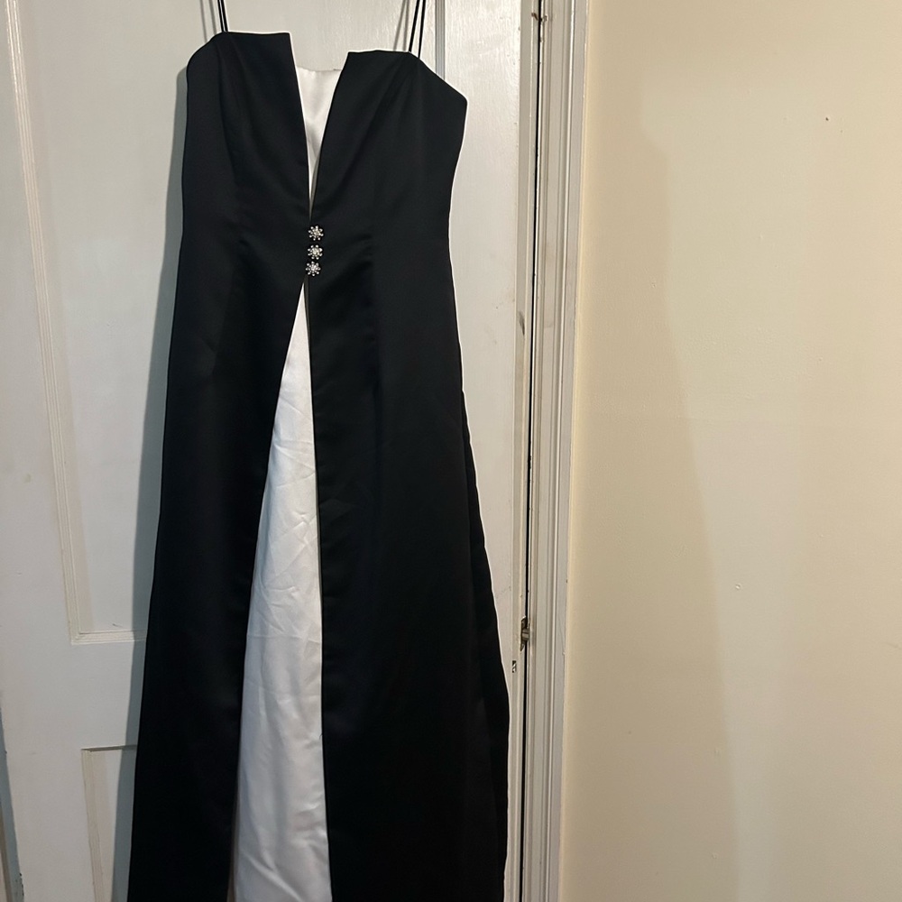 Michaelangelo Black V-Neck Sleeveless Gown